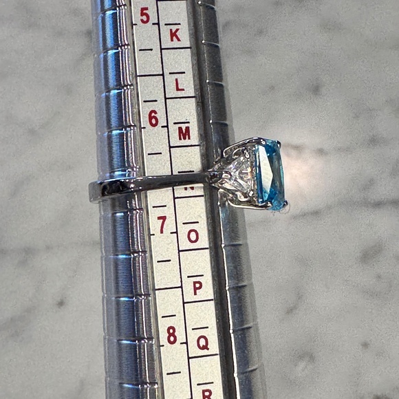 Blue radiant cut cubic zirconia with 2 white cz marked 925 RSC silver ring. - Picture 7 of 9